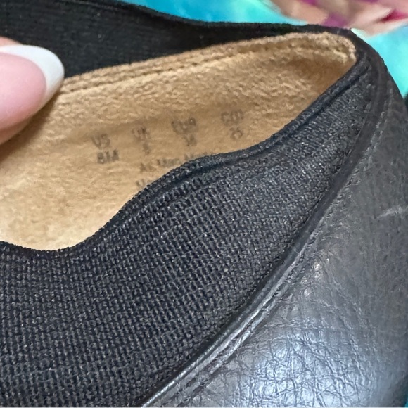 Black Life Stride Leather Heels with Rounded Toe - Picture 5 of 6